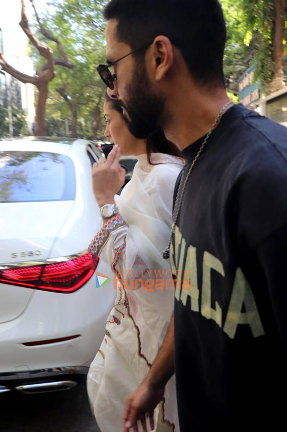 photos shahid kapoor and mira rajput kapoor snapped in bandra 3