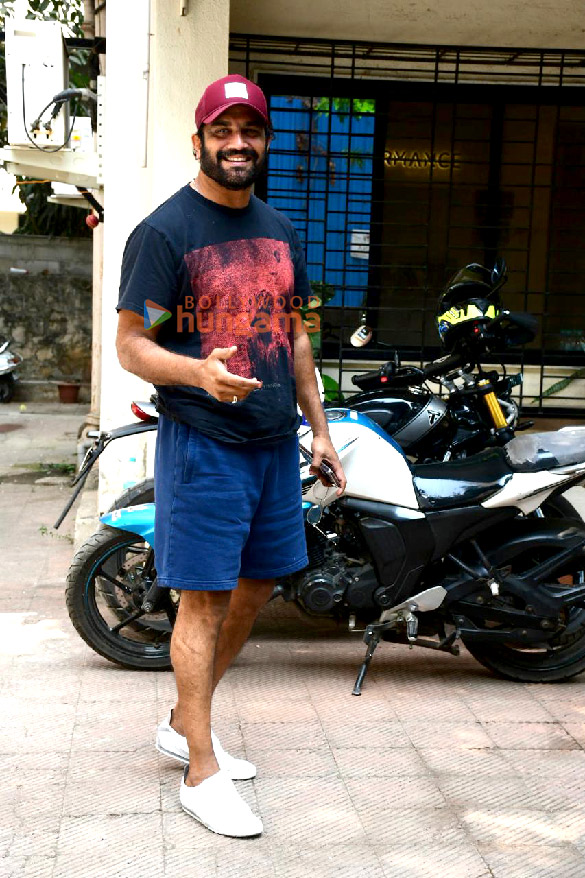 photos sharad kelkar snapped in santacruz 4