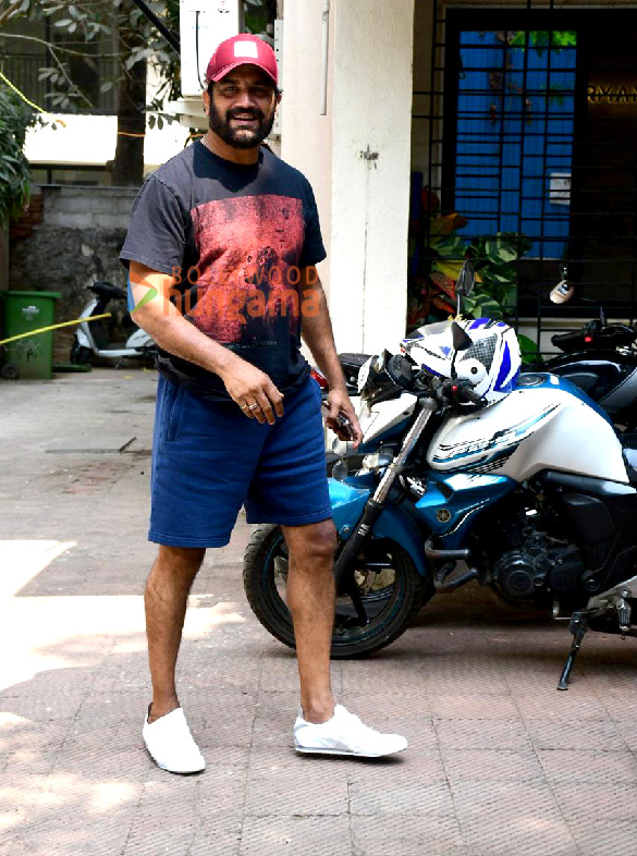 photos sharad kelkar snapped in santacruz 5