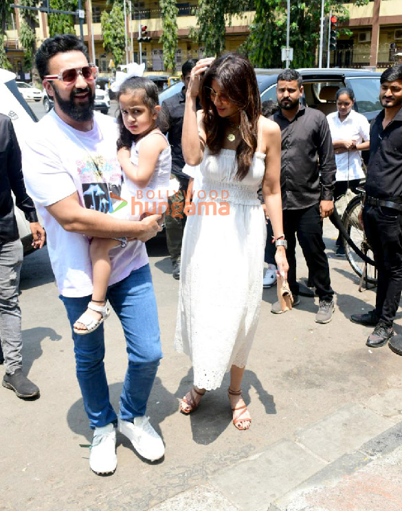 photos shilpa shetty raj kundra and shamita shetty snapped at bastian in bandra 2