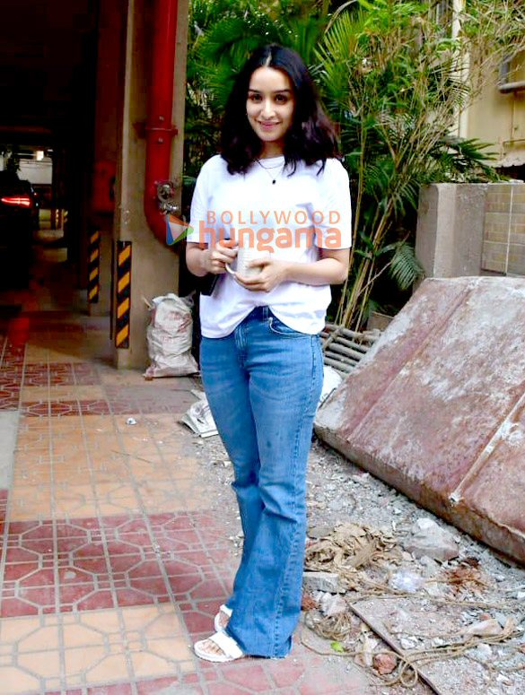 photos shraddha kapoor snapped in juhu 3 5