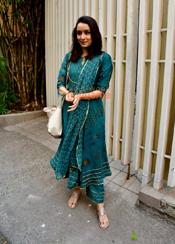 photos shraddha kapoor snapped in juhu 5 4