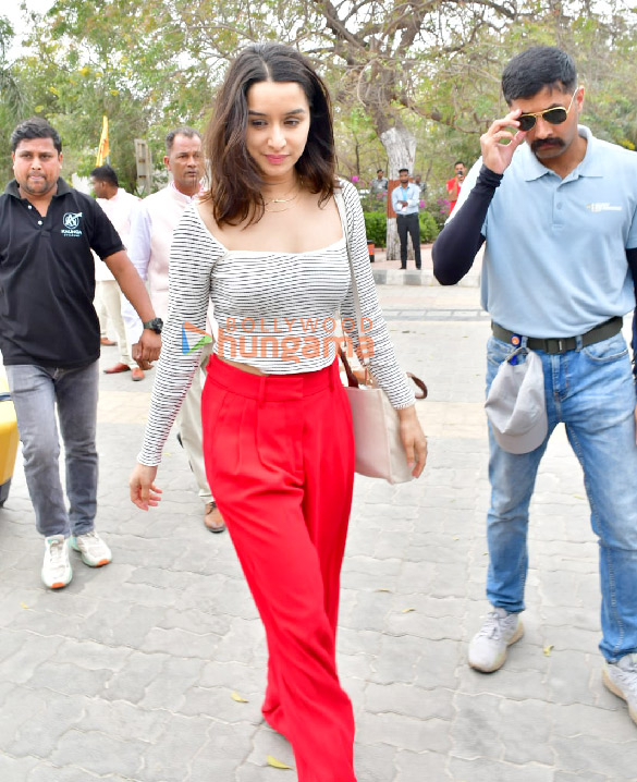 photos shraddha kapoor snapped leaving from jamnagar airport 4