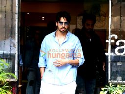 Photos: Sidharth Malhotra snapped outside a cafe