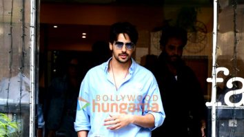 Photos: Sidharth Malhotra snapped outside a cafe