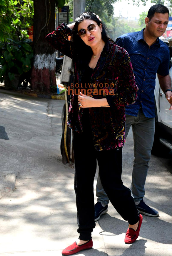 photos sushmita sen spotted in khar 4 4