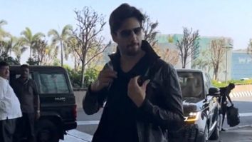 Sidharth Malhotra walks in style at the airport as he gets clicked by paps