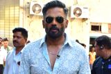 What do you think of Suniel Shetty’s dashing look Rate it out of 10!