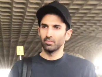 Aditya Roy Kapur strikes a pose for paps as he gets clicked at the airport Aditya Roy Kapur strikes a pose for paps as he gets clicked at the airport