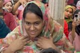 Arpita Khan gets clicked with kids as she seeks blessings at Nizamuddin Dargah