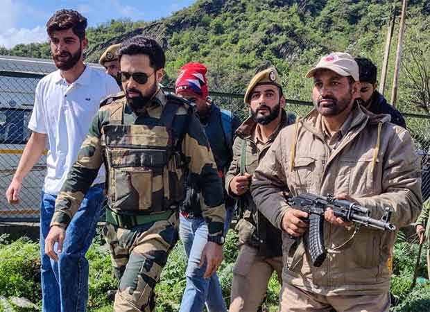 Emraan Hashmi dons Army uniform for Ground Zero; gets mobbed by fans during the shoot at Baramulla in Kashmir, see videos Emraan Hashmi dons Army uniform for Ground Zero; gets mobbed by fans during the shoot at Baramulla in Kashmir, see videos