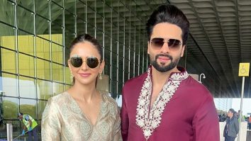 Cutest couple! Rakul Preet Singh & Jackky Bhagnani pose with fans at the airport