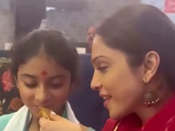 Isha Koppikar tastes some mouthwatering Pyaaz Kachori in Jaipur