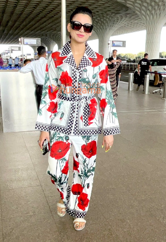 kartik aaryan and prachi desai snapped at the airport 6