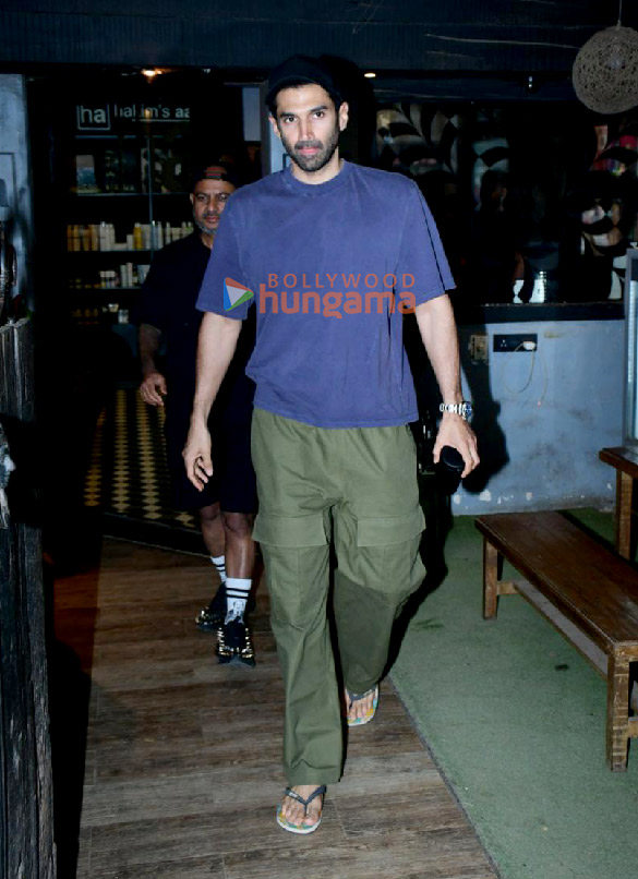Photos: Aditya Roy Kapur snapped at Hakim Aalim’s salon in Bandra Photos: Aditya Roy Kapur snapped at Hakim Aalim’s salon in Bandra