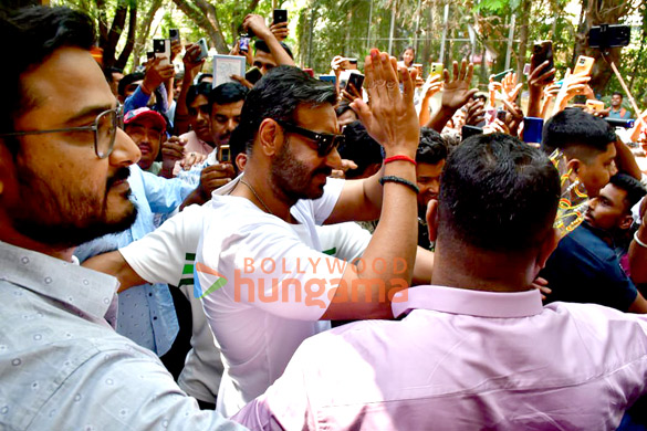 photos ajay devgn snapped celebrating his birthday with his fans outside his residence 1