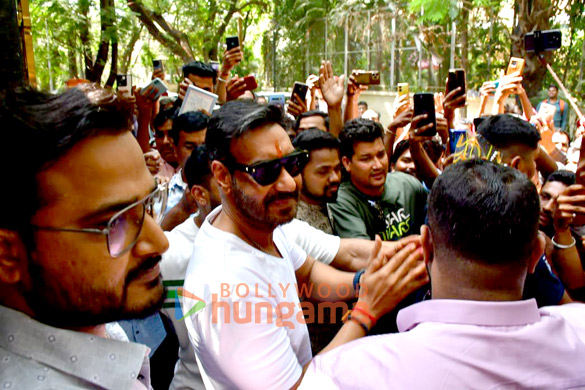 photos ajay devgn snapped celebrating his birthday with his fans outside his residence 3