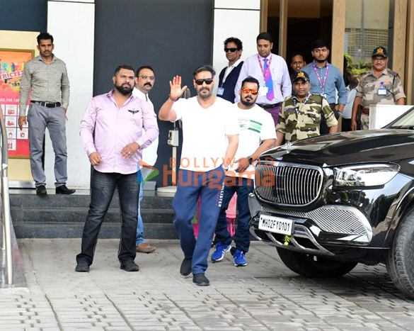 photos ajay devgn snapped with son yug at kalina airport 2