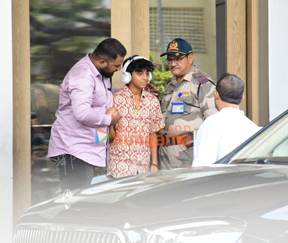 photos ajay devgn snapped with son yug at kalina airport 6