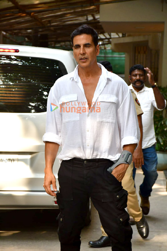photos akshay kumar snapped in juhu 1