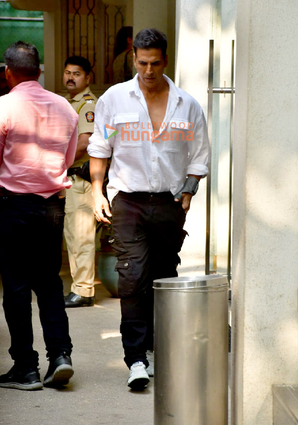 photos akshay kumar snapped in juhu 5