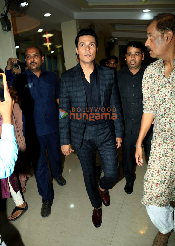 photos amitabh bachchan abhishek bachchan and randeep hooda attend deenanath mangeshkar sm 7