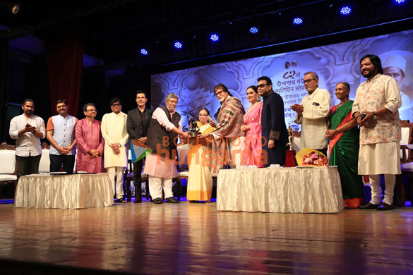 photos amitabh bachchan abhishek bachchan and others attend deenanath mangeshkar smrutidin mahotsav 244 1