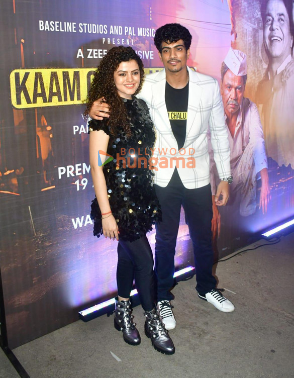 photos celebs grace the premiere of kaam chalu hai 1