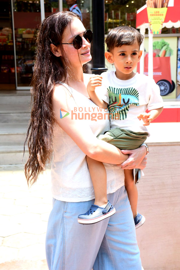 Photos: Dia Mirza snapped outside a mall in Santacruz Photos: Dia Mirza snapped outside a mall in Santacruz