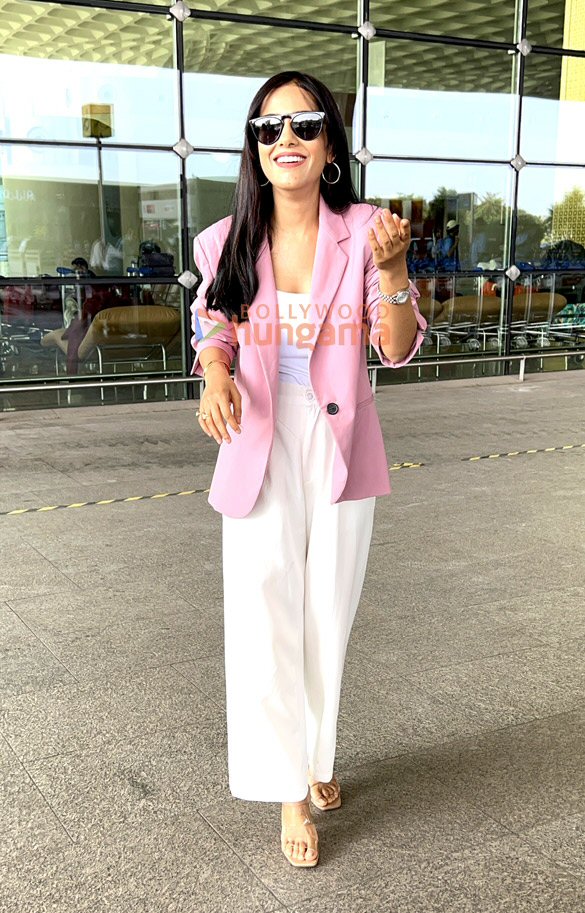 photos disha patani amrita rao sophie choudry and others snapped at the airport 7