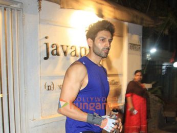 Photos: Kartik Aaryan snapped outside the gym in Juhu Photos: Kartik Aaryan snapped outside the gym in Juhu