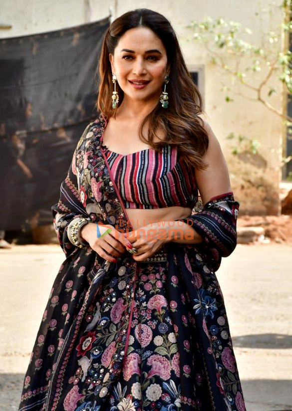 photos madhuri dixit suniel shetty and bharti singh snapped on the sets of dance deewane 4 4 6