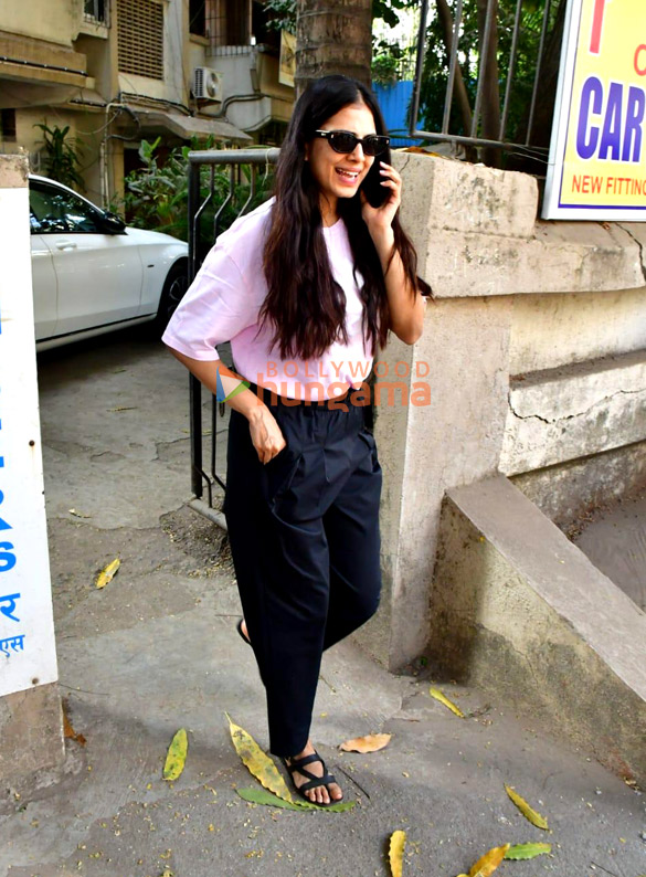 photos malavika mohanan snapped at kromakay salon in juhu 3 2