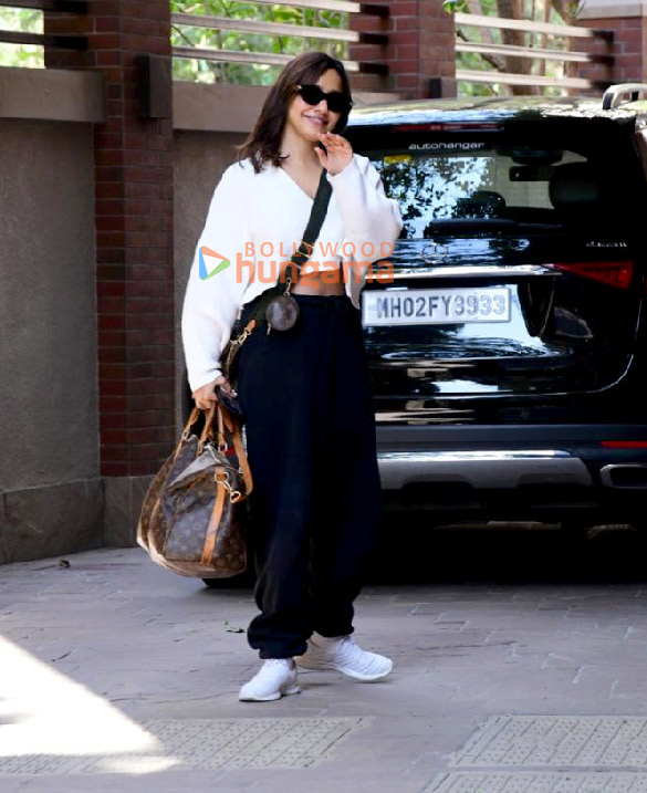 photos neha sharma snapped in bandra 1 2