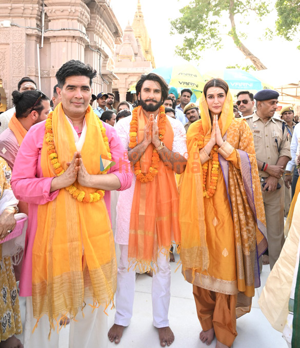 photos ranveer singh kriti sanon and manish malhotra visit at kashi vishwanath temple to seek blessings 3