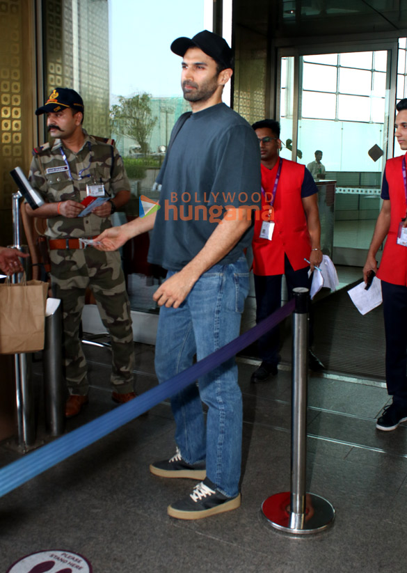 photos salman khan nushrratt bharuccha aditya roy kapur and mahira sharma snapped at the airport 3