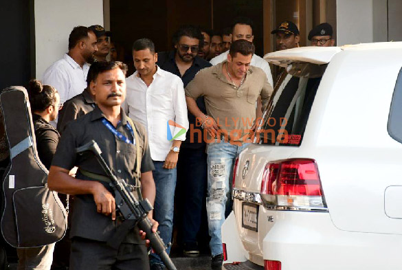 photos salman khan and manushi chhillar snapped at kalina airport 5