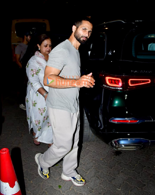 photos shahid kapoor and ishaan khatter snapped with their mom neelima azeem in juhu 1