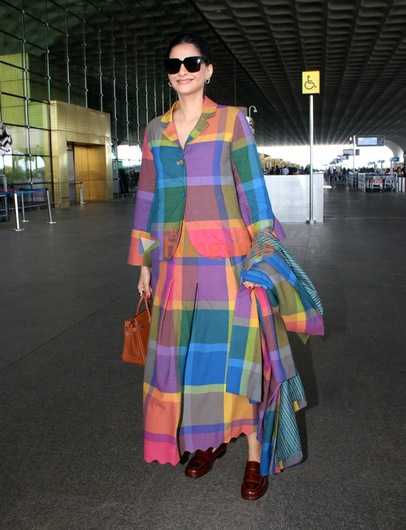 photos sonam kapoor ahuja anil kapoor malaika arora and others snapped at the airport 10