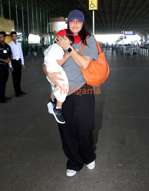 photos sonam kapoor ahuja anil kapoor malaika arora and others snapped at the airport 9