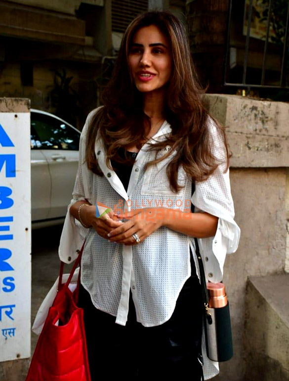 photos sonnalli seygall snapped at kromakay salon in juhu 1