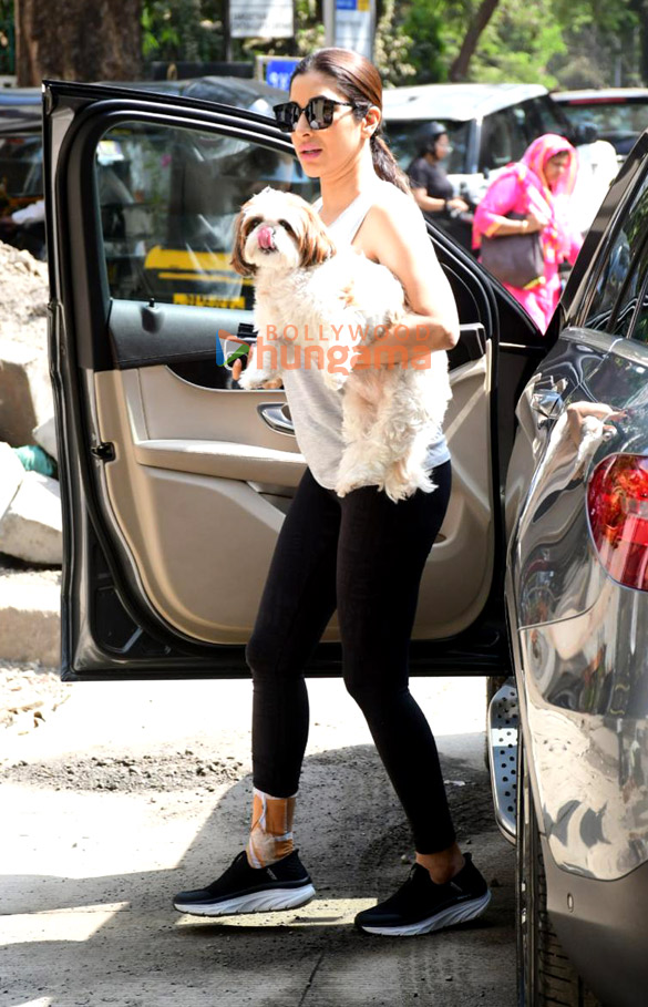 photos sophie choudry snapped outside a pet clinic in khar 4