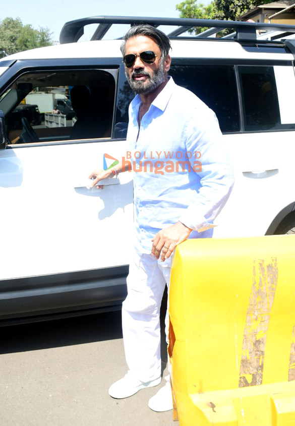 photos suniel shetty snapped at kalina airport 2