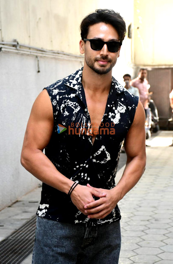 photos tiger shroff krishna shroff and others snapped at mma matrix and fitness centre in santacruz west 3