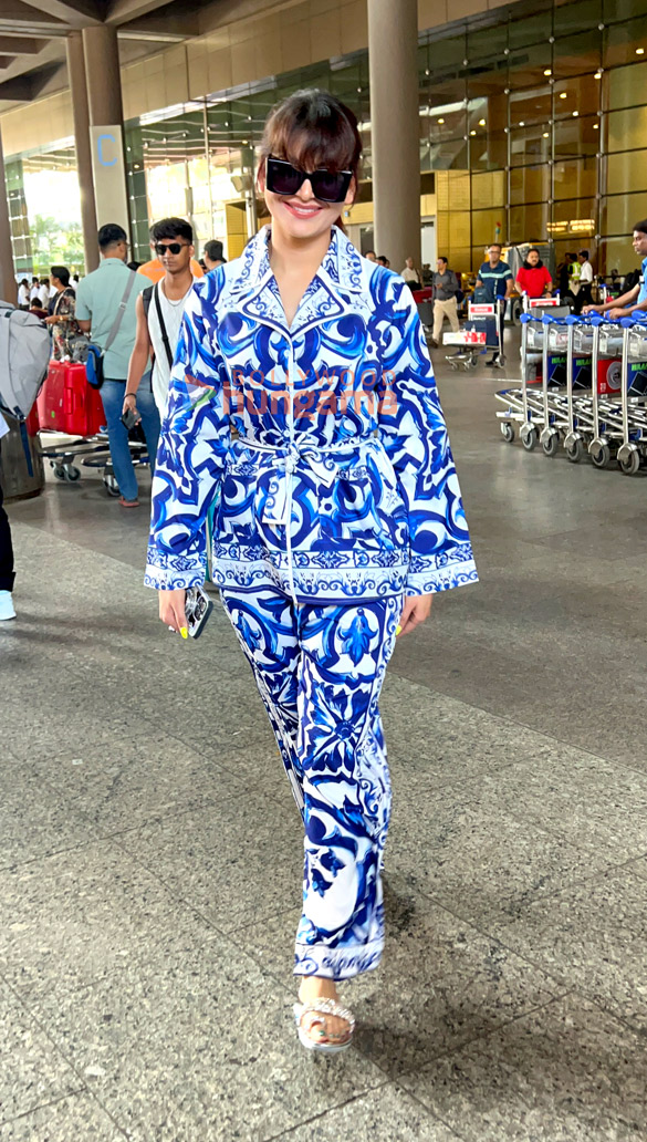 photos urvashi rautela and zahrah s khan snapped at the airport 1