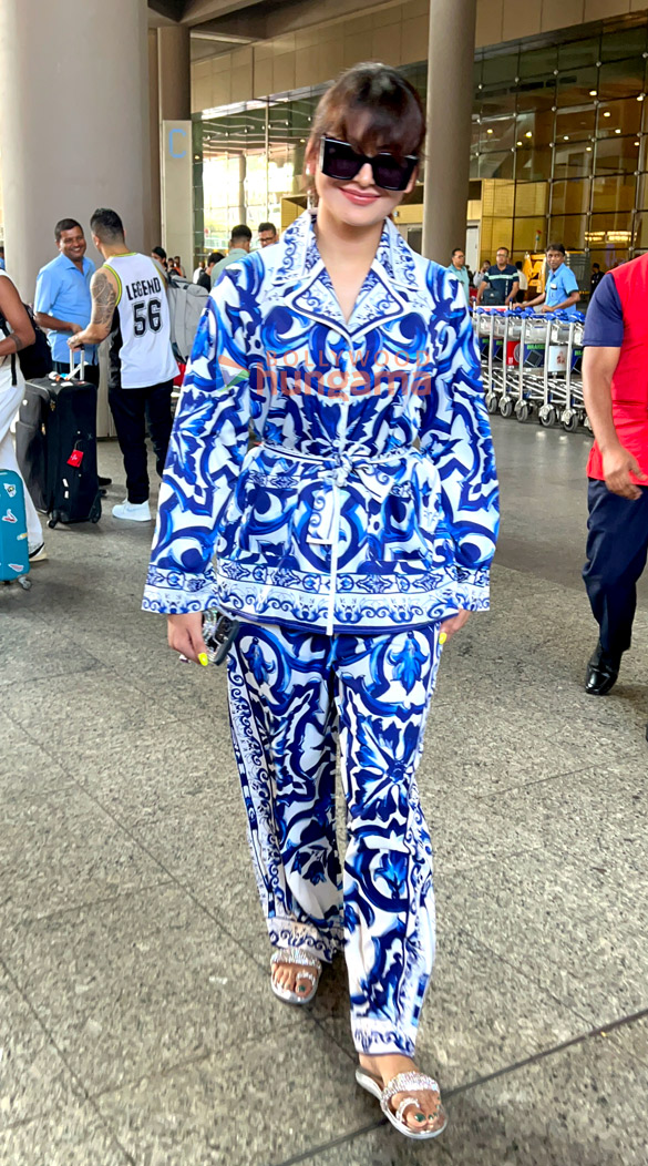 photos urvashi rautela and zahrah s khan snapped at the airport 3