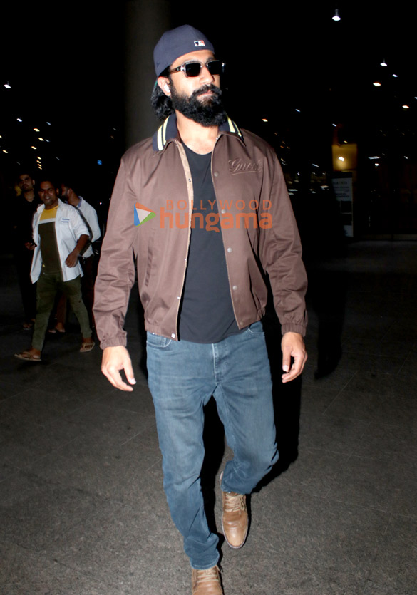 Photos: Vicky Kaushal, Karishma Kapoor and others snapped at the airport Photos: Vicky Kaushal, Karishma Kapoor and others snapped at the airport