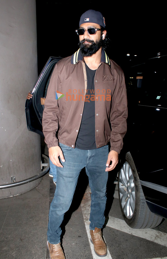 photos vicky kaushal karishma kapoor and others snapped at the airport 4
