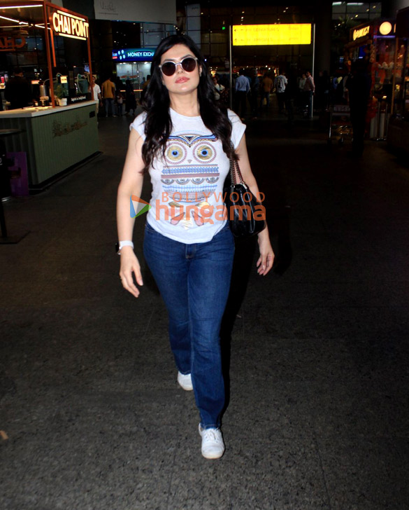 photos zareen khan snapped at the airport 1