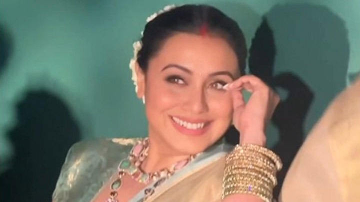 Alexa, play 'Kya khoob lagti ho' for the oh-so-gorgeous Rani Mukerji ...